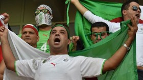 مناصرون جزائريون يردون على “شارلي” بعد فوز الجزائر على السينغال