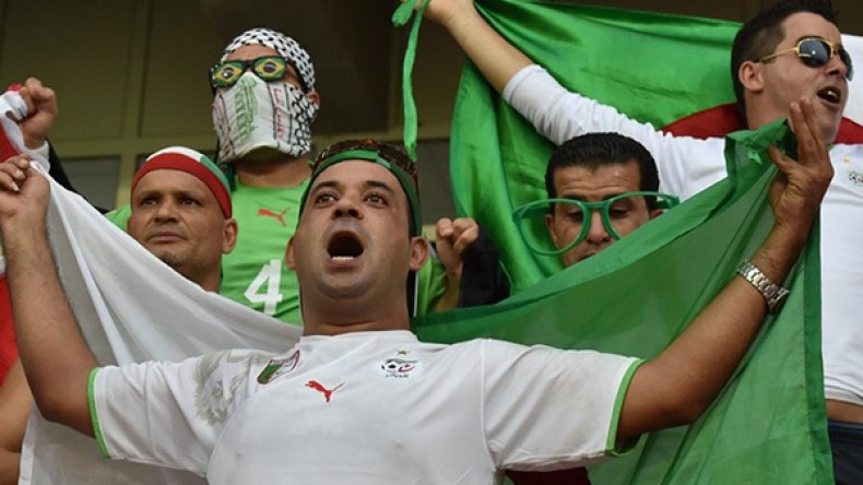 مناصرون جزائريون يردون على “شارلي” بعد فوز الجزائر على السينغال