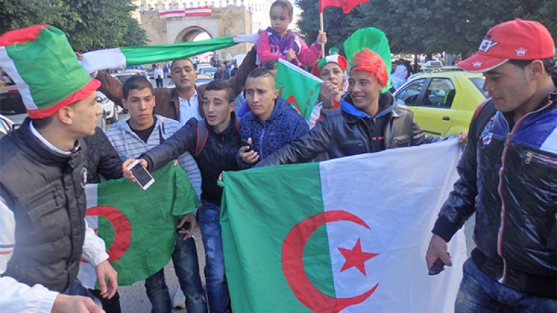 أنصار حولوا السيارات إلى غرف نوم وآخرين قضوا ليلتهم في العراء