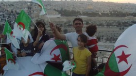 هكذا احتفل سكان القدس الشريف بمباراة الجزائر مع انجلترا