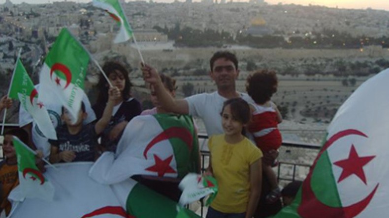 هكذا احتفل سكان القدس الشريف بمباراة الجزائر مع انجلترا