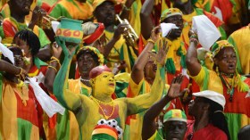 إجبار الموظفين على حضور المباريات والشركات على شراء التذاكر