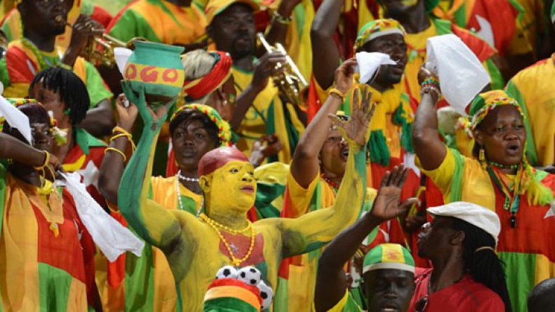 إجبار الموظفين على حضور المباريات والشركات على شراء التذاكر