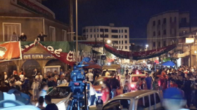 أحياء العاصمة تتزين بالأخضر والأحمر.. ولا حديث إلا عن التتويج