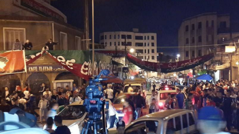 أحياء العاصمة تتزين بالأخضر والأحمر.. ولا حديث إلا عن التتويج