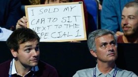 مناصر يبيع سيارته للجلوس قرب مورينيبو..!