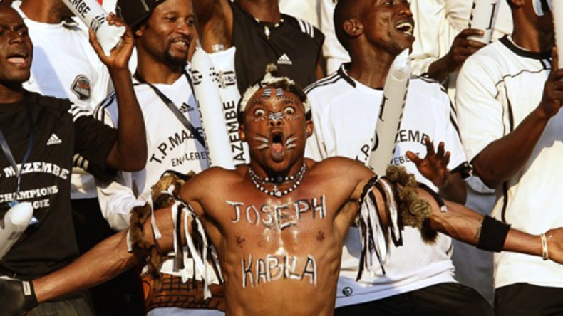 أنصار مازيمبي يتجمعون أمام فندق الوفاق ويستعملون مختلف وسائل الإزعاج