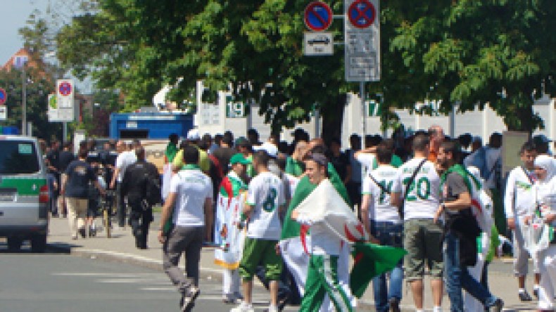 الجمهور‭ ‬يجتاح‭ ‬أرضية‭ ‬الميدان‭ ‬ومظاهر‭ ‬غير‭ ‬مقبولة‭ ‬خارج‭ ‬الملعب