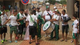 جزائريون يرقصون على أغان تمجد سعدان وزياني