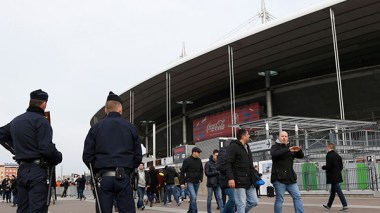 La police française enlève aux supporters algériens leurs maillots verts