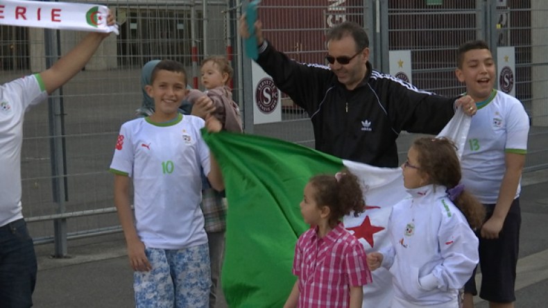 جزائريون قطعوا آلاف الكيلومترات لرفع معنويات الخضر قبل المونديال