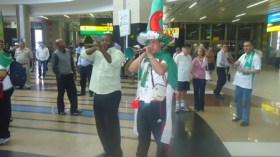 مبولحي وقادير يتشاحنان مع أنصار الخضر على متن الطائرة