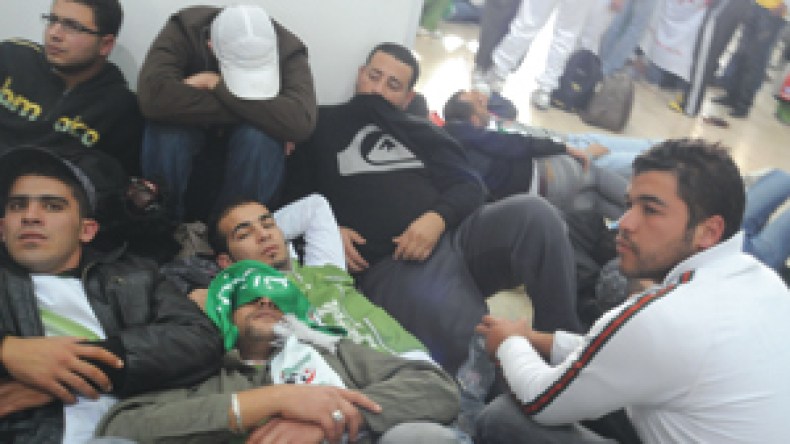مناصرون يفترشون أرضية المطار ليومين ويستنجدون ببوتفليقة لنقلهم لأنغولا