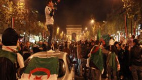 الجالية الجزائرية تجتاح شارع الاليزيه احتفالا بانتصار الخضر