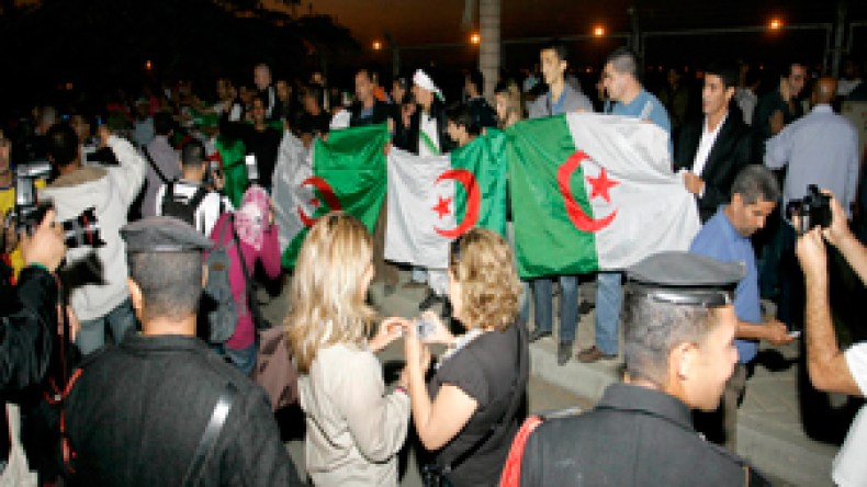 جماهير الجزائر اكتسحت شارع الهرم