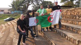 رغم قلتهم.. أنصار الخضر يخطفون الأنظار بالمطار