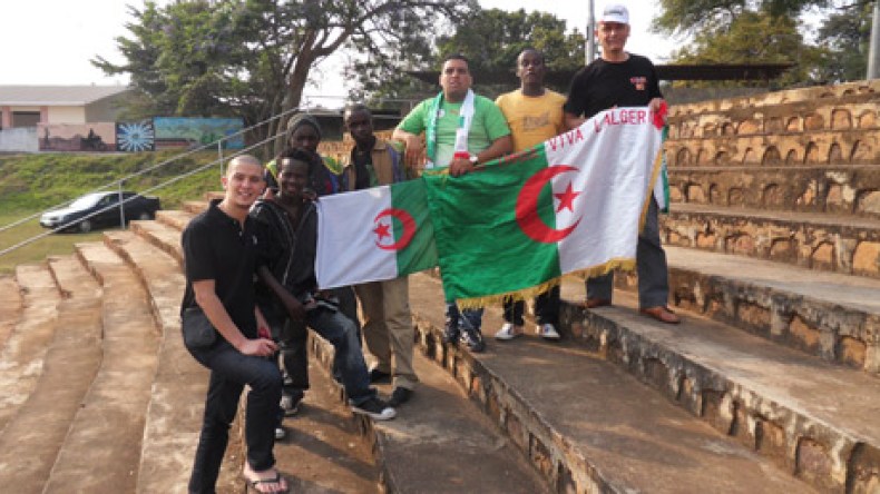 رغم قلتهم.. أنصار الخضر يخطفون الأنظار بالمطار