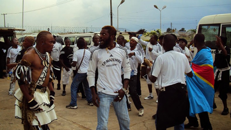 جماهير مازيمبي تعتدي على لاعبي وفاق سطيف