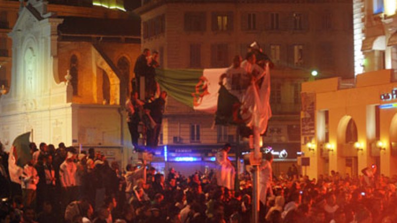 Les Algériens envahissent les rues de Paris et  suscitent la curiosité des Français