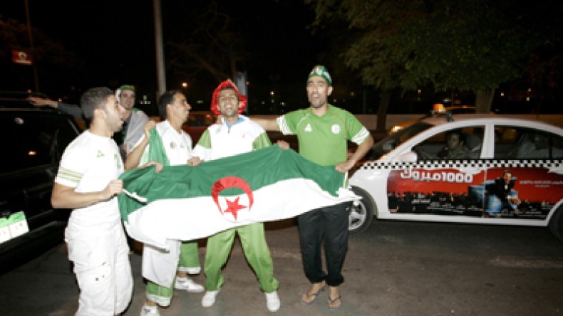 غدا تبدأ حرب التذاكر: الجالية الجزائرية مصدومة بسبب حرمانها من متابعة اللقاء