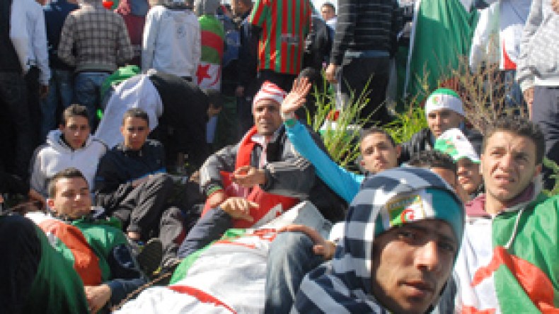 آلاف الأنصار قضوا الليلة بموقف السيارات