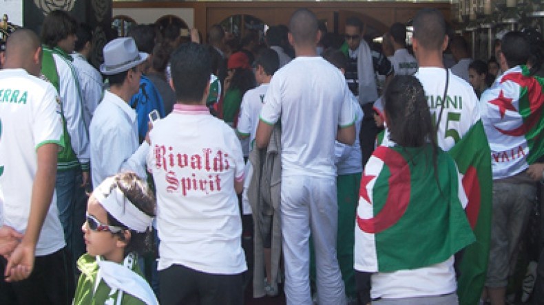 أنصار الخضر يستعملون الطائرة والسيارات عبر بلفاست لبلوغ إيرلندا