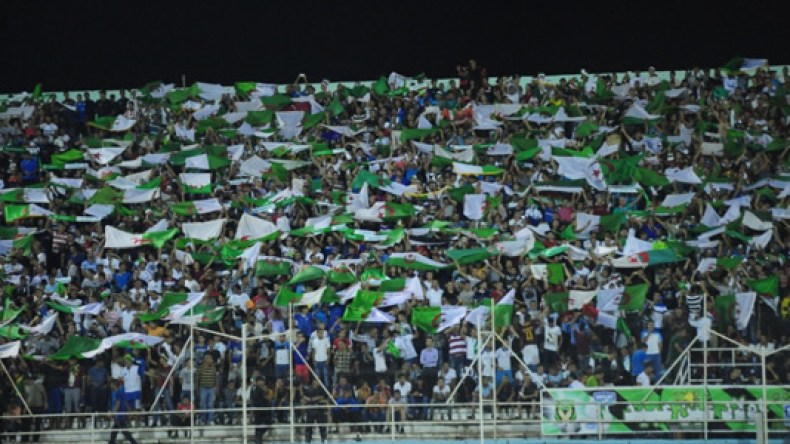 الأنصار الجزائريون وحدهم من يسبّ.. وملاعبنا الوحيدة من دون كراس