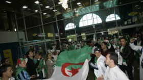 15  ألف  مناصر  جزائري  في  الخرطوم  و30  ألف  علم  يوزع  على  السودانيين