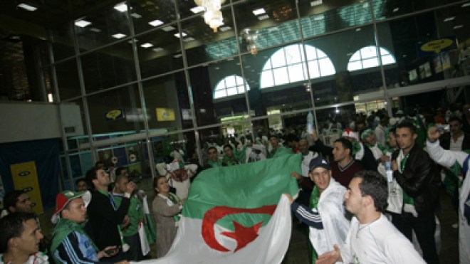 15  ألف  مناصر  جزائري  في  الخرطوم  و30  ألف  علم  يوزع  على  السودانيين