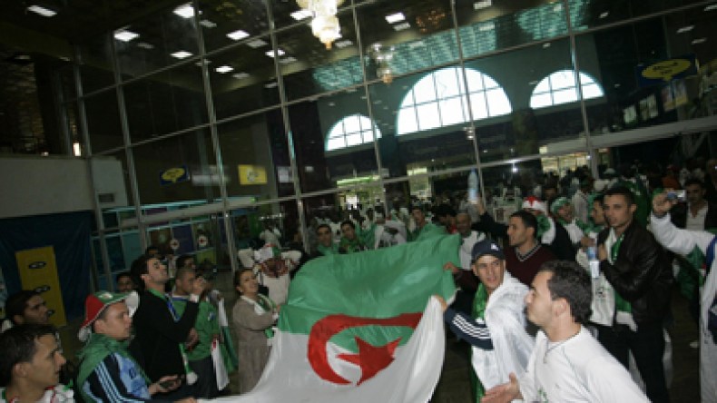 15  ألف  مناصر  جزائري  في  الخرطوم  و30  ألف  علم  يوزع  على  السودانيين