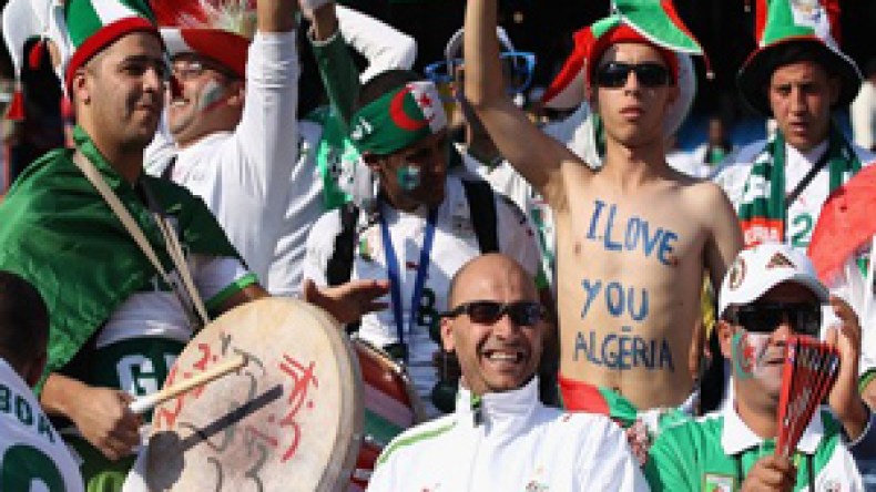 الفيفا‭ ‬تمنع‭ ‬الشماريخ‭ ‬عن‭ ‬الجماهير‭ ‬الجزائرية‭ ‬وتطالبهم‭ ‬باحترام‭ ‬القوانين