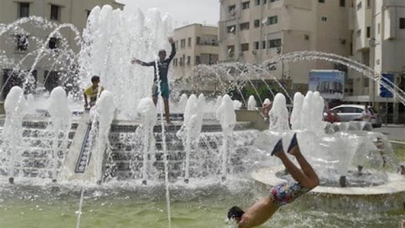 أطفال يتحدّون السلطات ويواصلون السباحة في النافورات ببلعباس