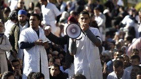 المقيمون يحتجون بالمستشفيات