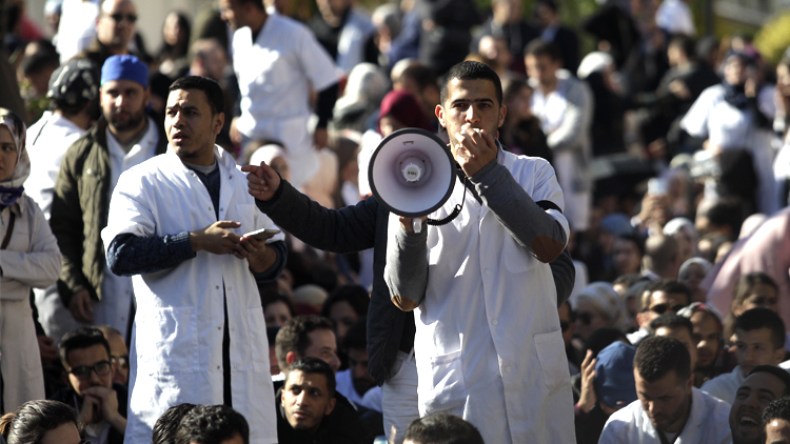 الأطباء المقيمون يحتجون موازاة مع اجتماع عمداء الكليات