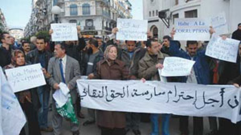 نقابات الوظيف العمومي تتمسك بمواصلة الاحتجاجات