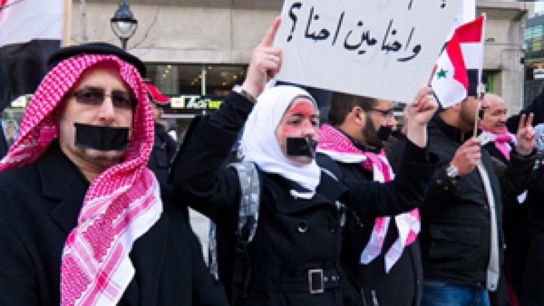 سوريا : قوات أمن تضرب محتجين في مسجد وعشرة قتلى في يوم واحد