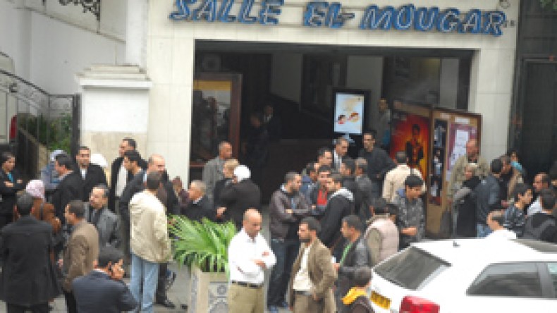 حرب‭ ‬شعارات‭ ‬بين‭ ‬أنصار‭ ‬الثورة‭ ‬السورية‭ ‬والموالين‭ ‬للأسد بالجزائر