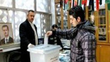 Les Syriens approuvent la nouvelle Constitution, les violences se poursuivent