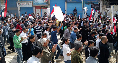 Syrie: des dizaines de milliers de manifestants, trois morts