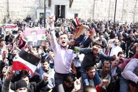 Des milliers de Syriens dans la rue, manifestants blessés à Deraa (ONG)