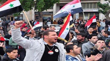 Syrie: des milliers de manifestants pour armer l'opposition