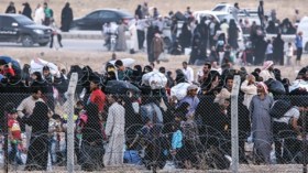 مقتل 28 شخصا في قصف مخيم للسوريين قرب تركيا