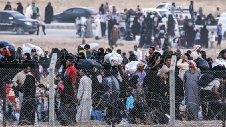 مقتل 28 شخصا في قصف مخيم للسوريين قرب تركيا