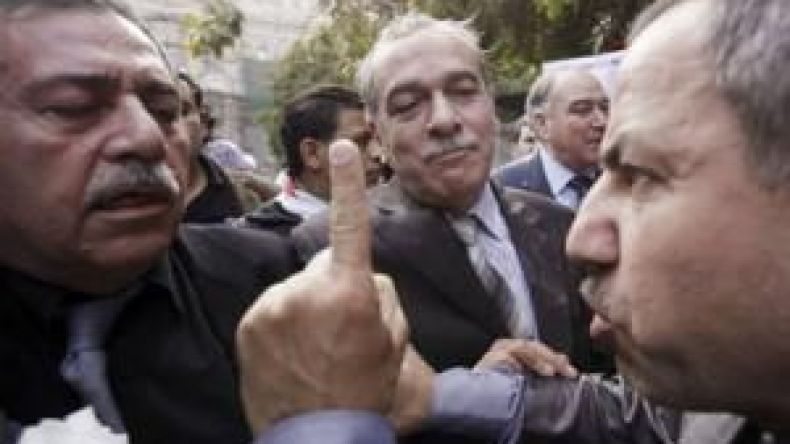 محتجون يرشقون معارضين سوريين بالبيض أمام الجامعة العربية