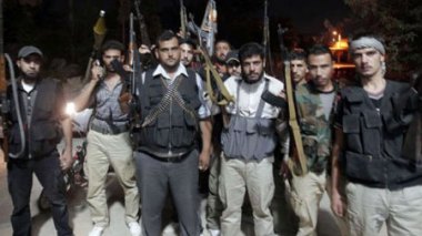 Syrie: les rebelles bombardent un aéroport près d'Alep, raid sanglant plus au sud