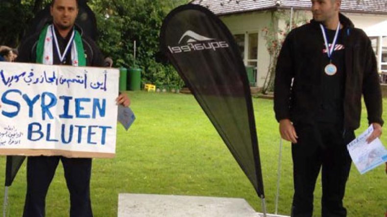 سبّاح‭ ‬سوري‭ ‬يهدي‭ ‬ميداليته‭ ‬الفضية‭ ‬للشهداء