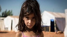 فنانة يابانية تتهكم على طفلة سورية لاجئة