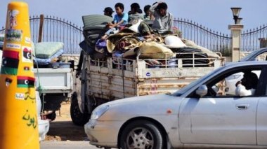 Libye: à Syrte, les civils fuient les combats et les raids de l'Otan