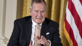 جورج بوش الأب ينقل إلى المستشفى