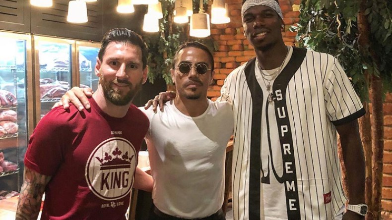 ميسي ومشاهير الكرة والفن يتهافتون على اللحم الحلال من طباخ تركي